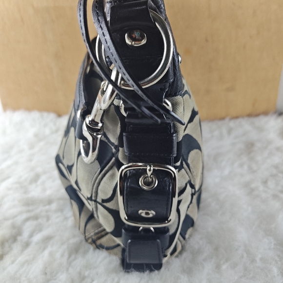 COACH handbag with classic design - Picture 7 of 15